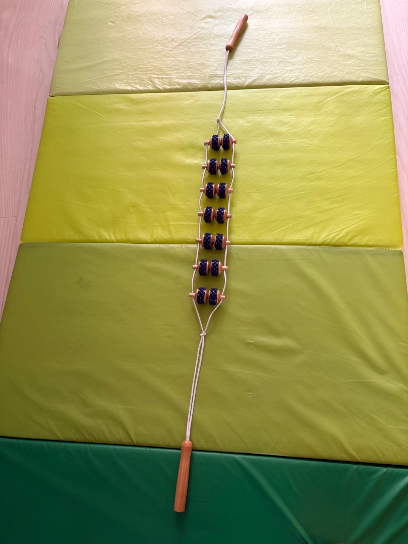 双人拉动式背部滚轮按摩器（木柄）