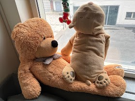 两只毛绒熊打包出（超大泰迪 + 米色睡觉熊，150 kr） (1)