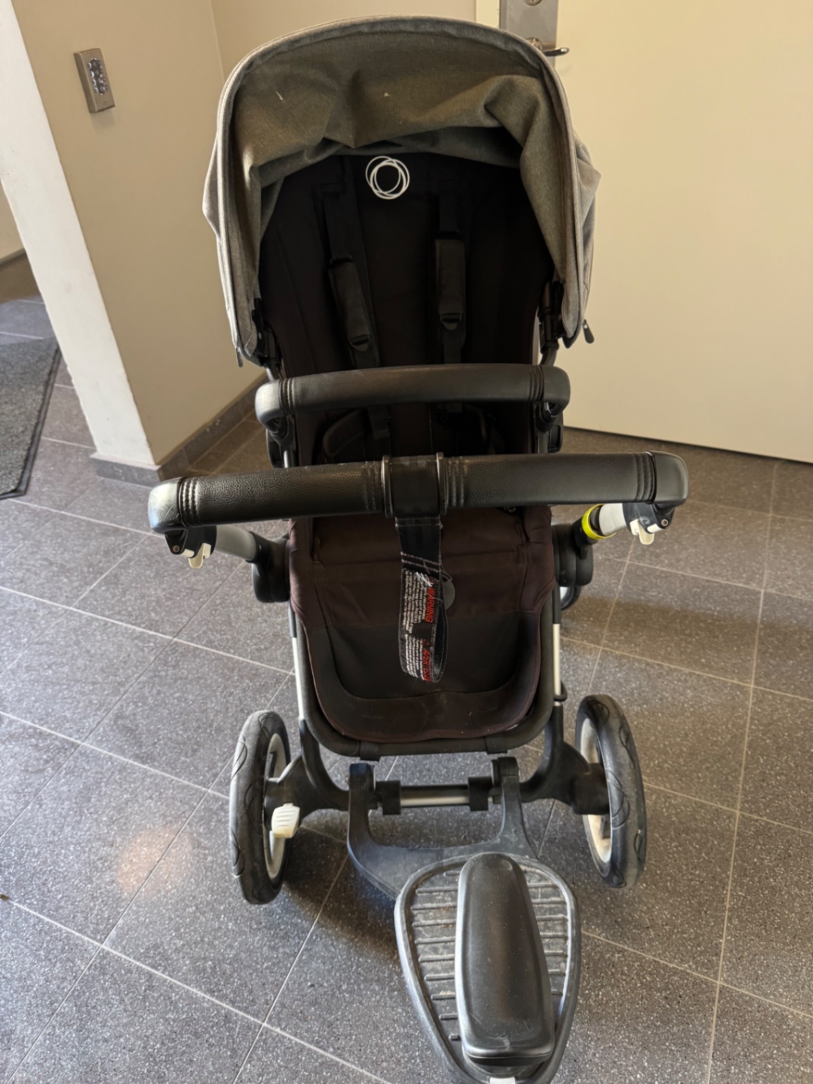 Bugaboo 婴儿推车一套（含 新生儿睡篮） (2)